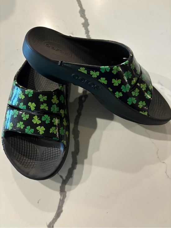 OOFOS Shoes - OOFOS Ooahh Limited Edition Black with Green Clover Design Sandal, 8, 39